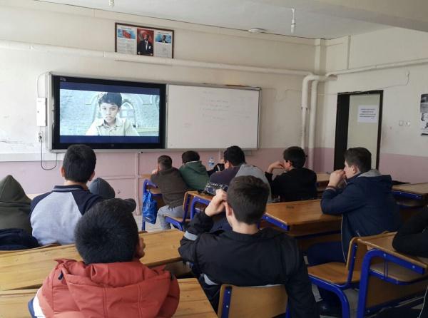 Değerler eğitimi kapsamında toplumsal duyarlılığı artırmak amaçlı okulumuzda  Aamir Khan´ın Her Çocuk Özeldir   filmi  öğrencilerimize izlettirildi.