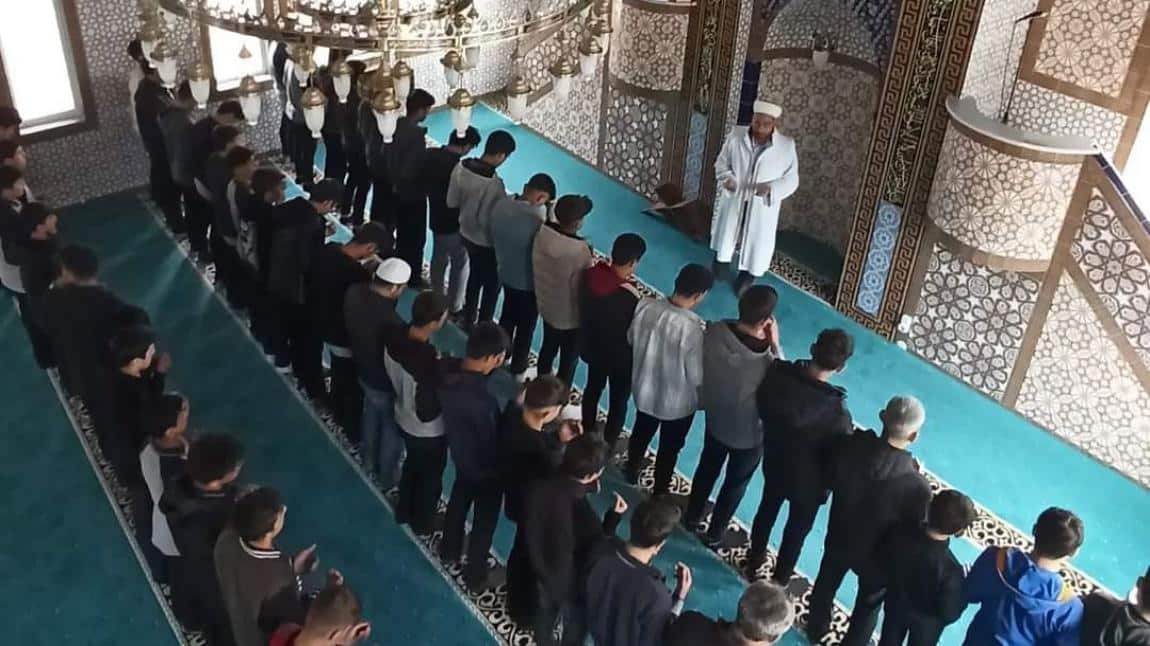 Kiraz Hoca İmam Hatip Camii'nde öğrencilerimizle Filistin ve Gazzede şehit olan kardeşlerimiz için gıyabi cenaze namazı kıldık ve dua yaptık.