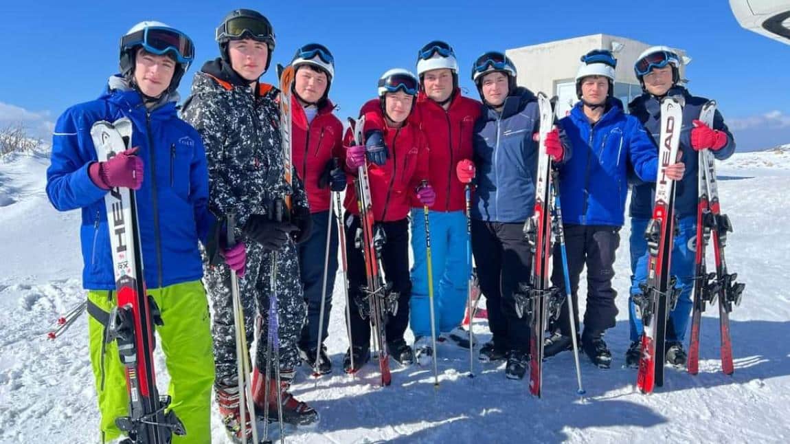 Öğrencilerimizle Çambaşı Kayak Merkezine gittik.